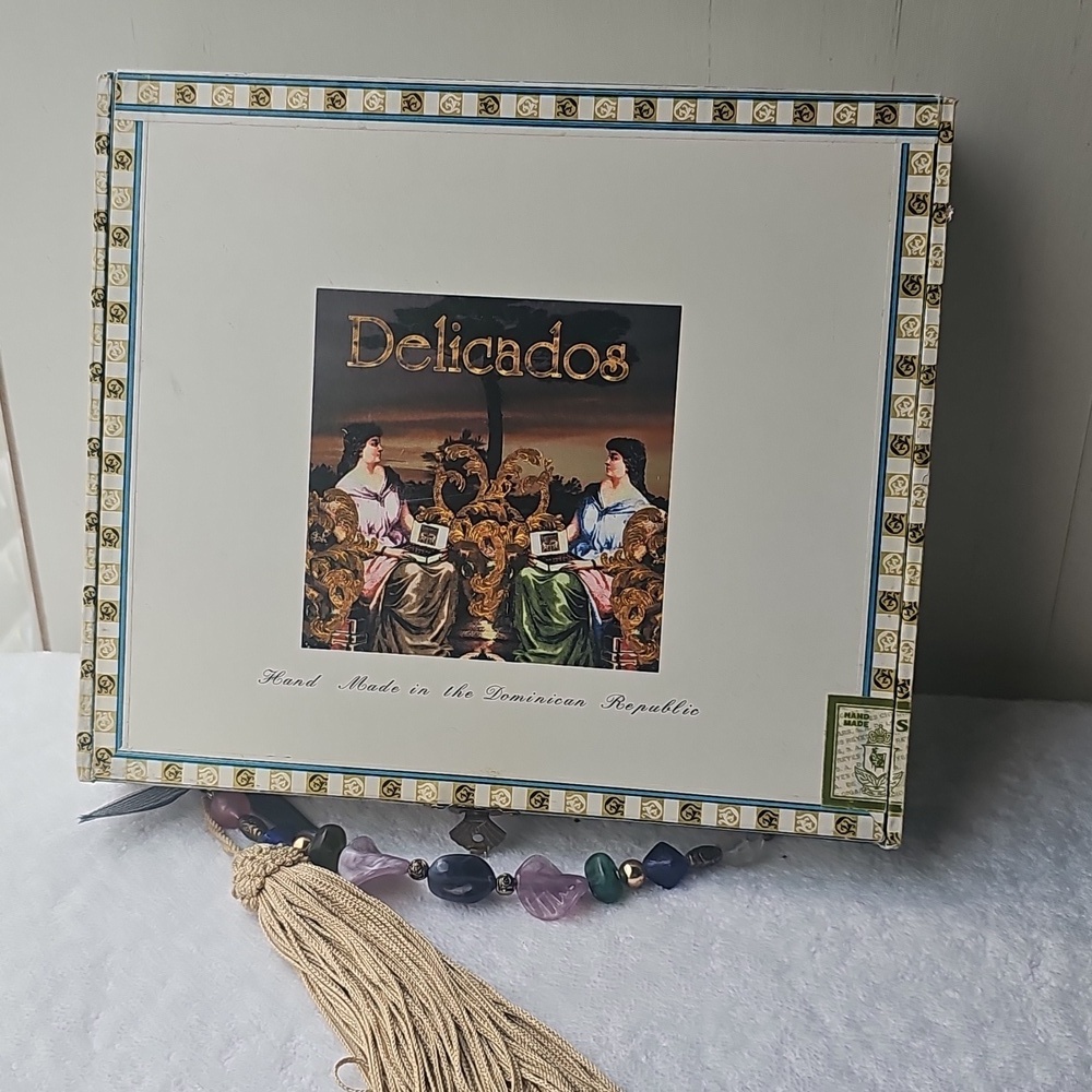 Vintage Unique Delicados Dominican Republic Cigar Box With Beaded Handle EUC - Picture 3 of 15